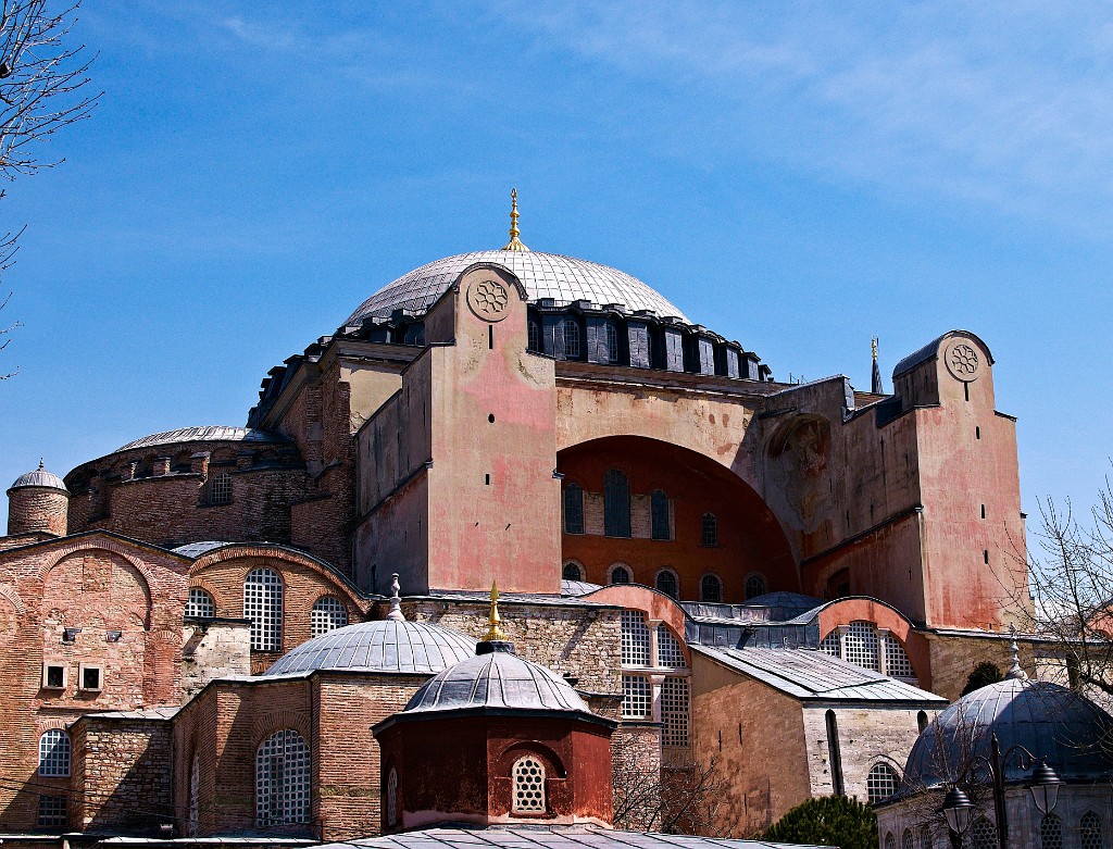 A la chute de Constantinople, la basilique devient une mosquée, les Ottomans ajoutent notamment les minarets et en font... un chef d'oeuvre!